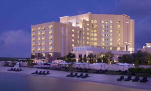 🇦🇪 Vacanță în Abu Dhabi – 7 nopți la Traders Hotel Qaryat Al Beri 4★ cu mic dejun + zbor inclus, 1.254 € pentru 2 persoane